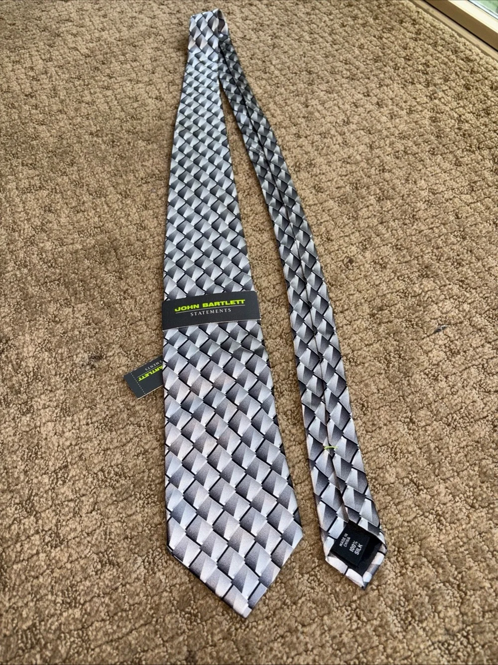 New with tags silk Men’s Silver Geometric neck Tie